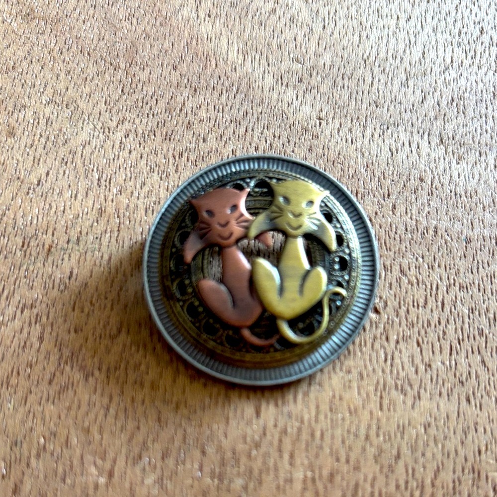 Charming Cat-Themed Metal Brooch - Bronze and Gold